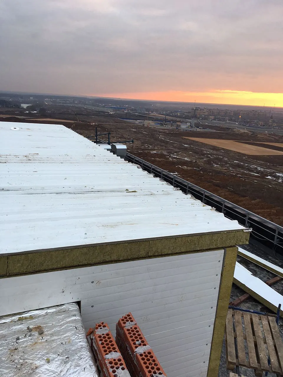 Монтаж сэндвич панелей  административного здания в Новой Москве